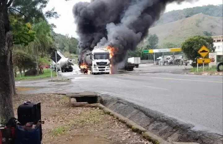 Caminhão Betoneira Colide com Carreta de Leite e Incêndio ocorrem na BR-262