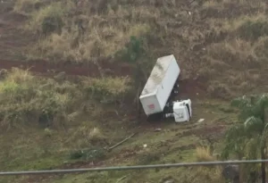 Caminhão tomba na BR-381 e motorista fica ferido em Nova Era