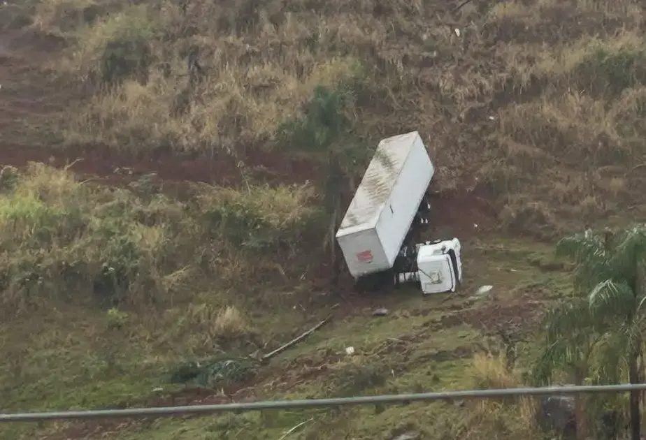 Caminhão tomba na BR-381 e motorista fica ferido em Nova Era