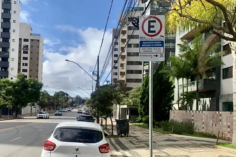 CCJ aprova gratuidade de 15 minutos em estacionamento rotativo nas cidades