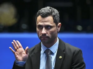 Cleitinho se ausenta de entrevistas da Globo: consequências políticas em Minas
