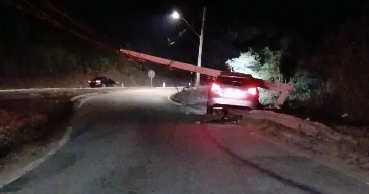 Colisão de veículo derruba poste em Itabira, MG; motorista ileso