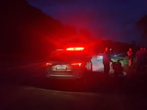 Colisão entre motocicleta e carro deixa pai e filho feridos em Itabira