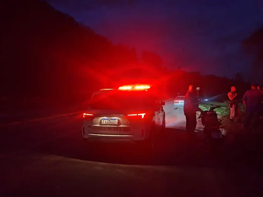Colisão entre motocicleta e carro deixa pai e filho feridos em Itabira