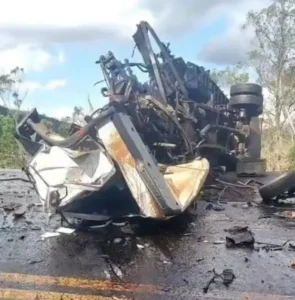 Colisão na BR-381: um morto e cinco feridos em acidente envolvendo carretas