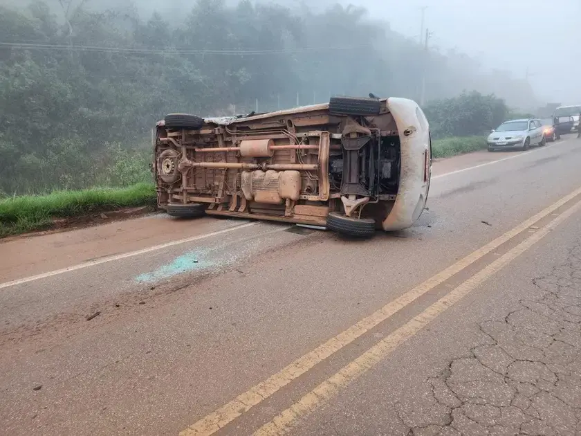 Colisão na MGC-262 em Santa Bárbara deixa motorista ferido e causa tumulto