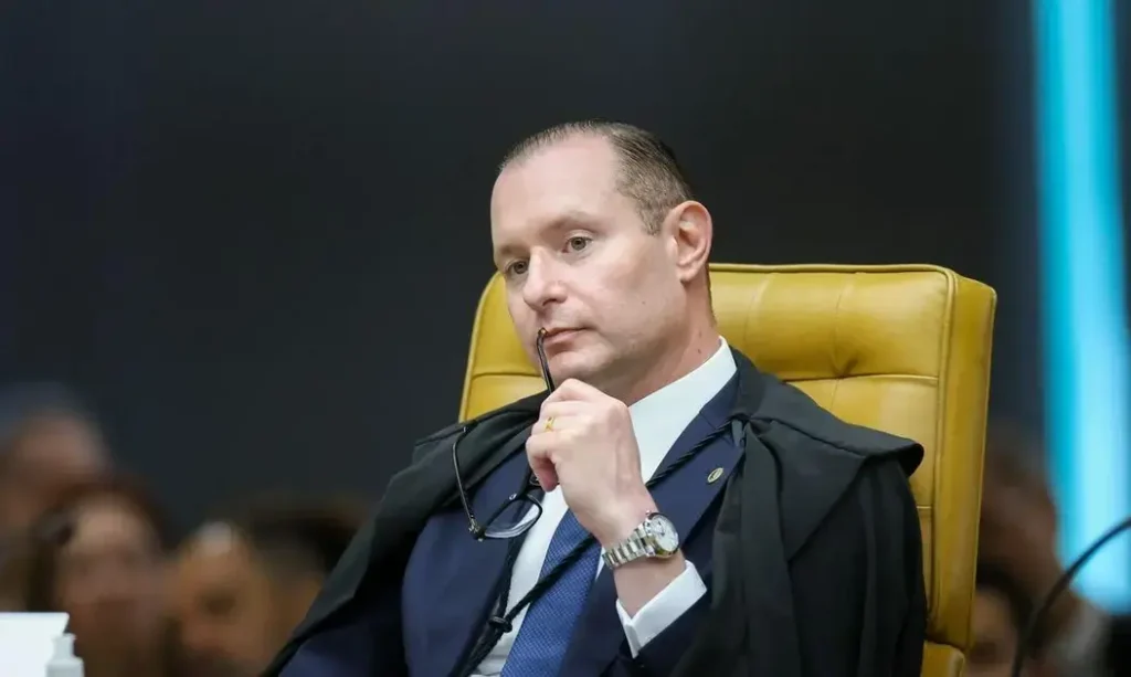 Cristiano Zanin defende que investigação de Moraes depende de Mendonça