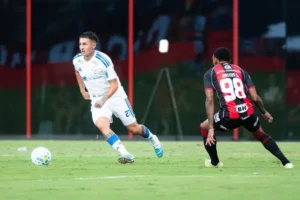 Cruzeiro vence Vitória de virada por 3 a 1 e se aproxima do G-4