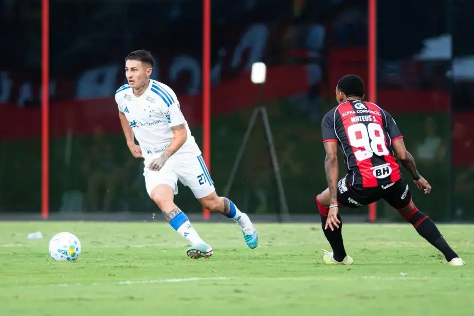 Cruzeiro vence Vitória de virada por 3 a 1 e se aproxima do G-4 Cruzeiro vence Vitória de virada por 3 a 1 e se aproxima do G-4