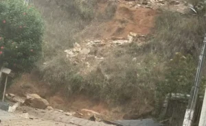 Desprendimento de rochas em Bela Vista de Minas leva moradores a evacuar casas