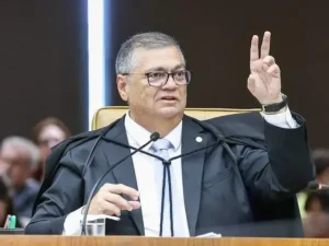 Fachin é cobrado por Dino sobre relatório da PF e seu arquivamento