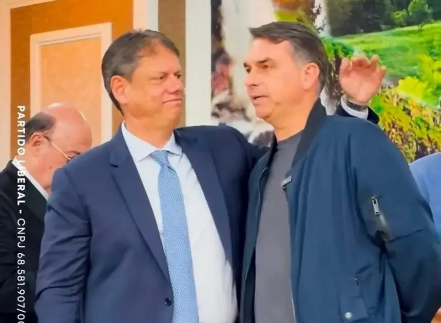 Flávio Bolsonaro clama por 'espada da justiça' em culto enquanto Tarcísio pede apuração do STF