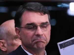 Flávio Bolsonaro intensifica críticas à administração petista na campanha