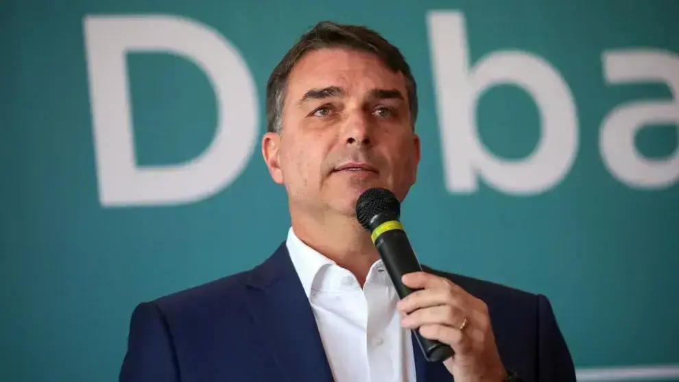 Flávio Bolsonaro visita Juiz de Fora e pauta política em destaque Flávio Bolsonaro visita Juiz de Fora e pauta política em destaque