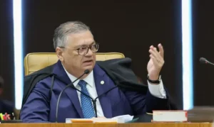 Flávio Dino solicita vista em julgamento sobre Moraes e Mendonça no STF