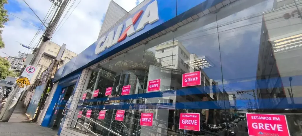 Funcionários da Caixa mantêm greve após rejeição de proposta final Funcionários da Caixa mantêm greve após rejeição de proposta final