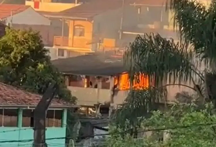 Incêndio atinge imóvel no bairro Gabiroba em Itabira e mobiliza bombeiros