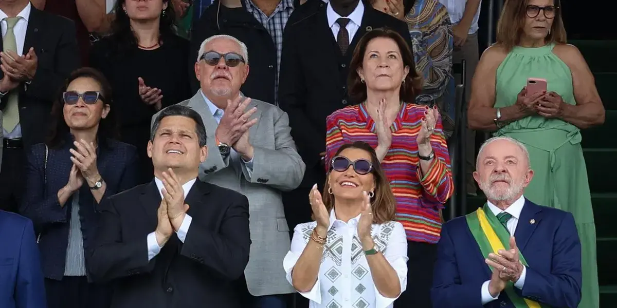 Início do desfile cívico-militar de 7 de setembro em Brasília marca celebração da Independência