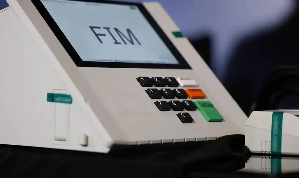Inteligência Artificial e Vídeos Falsos: Uma Nova Ameaça à Democracia Brasileira Inteligência Artificial e Vídeos Falsos: Uma Nova Ameaça à Democracia Brasileira