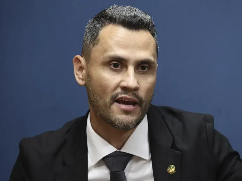 Liderança de Cleitinho se destaca em Minas Gerais, segundo DataTempo