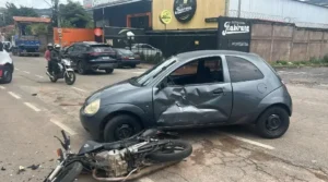 Motociclista de 24 anos é hospitalizado após colisão com carro em Itabira