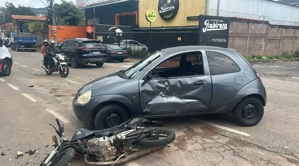 Motociclista de 24 anos é hospitalizado após colisão com carro em Itabira