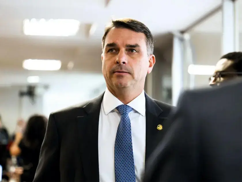 Ofensiva Jurídica contra Flávio Bolsonaro: Ações e Consequências