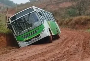 Ônibus derrapa em estrada rural e cai em canaleta em Itabira