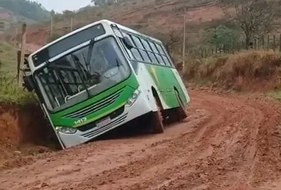 Ônibus derrapa em estrada rural e cai em canaleta em Itabira