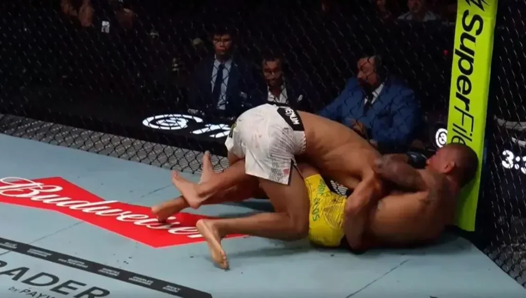 Raoni Barcelos é hospitalizado após perder consciência em luta no UFC Raoni Barcelos é hospitalizado após perder consciência em luta no UFC