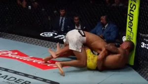 Raoni Barcelos é hospitalizado após perder consciência em luta no UFC