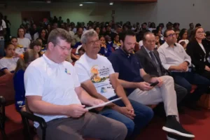 Seminário sobre Apicultura em São Gonçalo: Produtores e Pesquisadores se Reúnem Seminário sobre Apicultura em São Gonçalo: Produtores e Pesquisadores se Reúnem