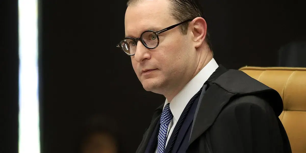 STF: Zanin solicita acesso a material do celular de Vorcaro