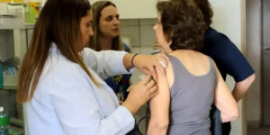 SUS amplia vacinação com Pneumo 20 para idosos acima de 85 anos