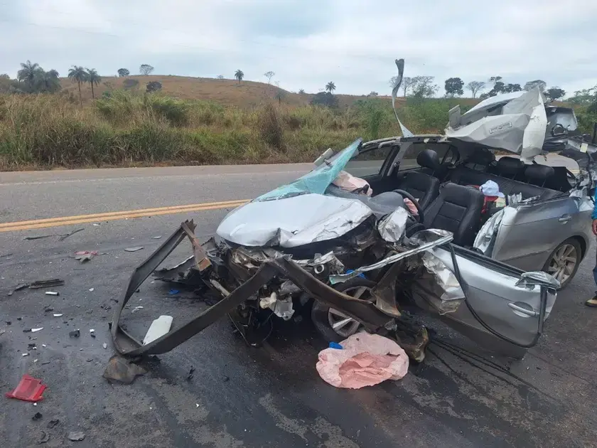 Tio e sobrinho se ferem em acidente na MG-434 envolvendo caminhão