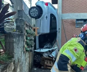 Veículo colide com muro de escola e motorista fica preso em Vespasiano
