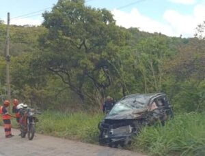 Acidente entre dois carros e um caminhão deixa três feridos na BR-381, em Santa Luzia