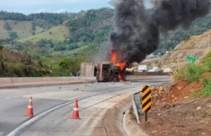 Acidente na BR-381: Carreta tomba e pega fogo em Caeté, rodovia interditada