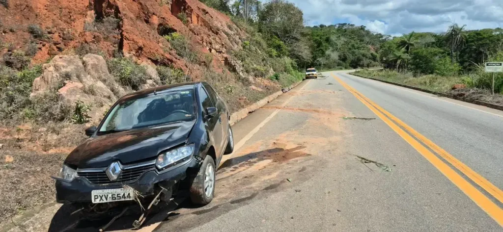 Acidente na MG-129: Carro colide com barranco em Itabira e mulher fica ferida
