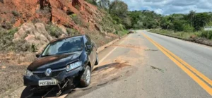 Acidente na MG-129: Carro colide com barranco em Itabira e mulher fica ferida