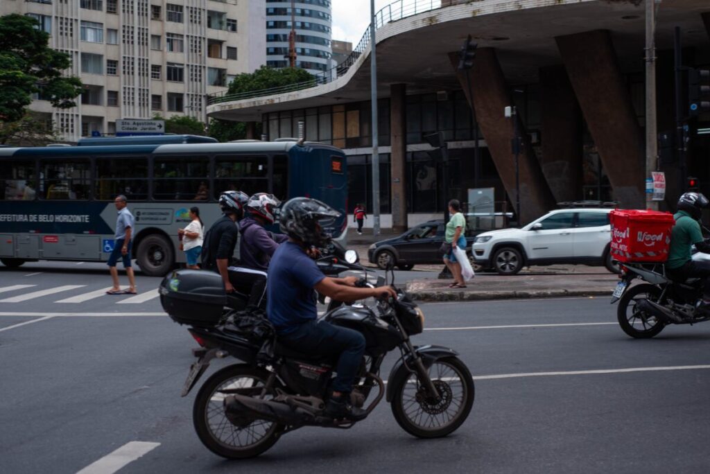 Atenção ao velocímetro: respeitar o limite de velocidade ajuda a proteger vidas