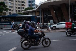 Atenção ao velocímetro: respeitar o limite de velocidade ajuda a proteger vidas