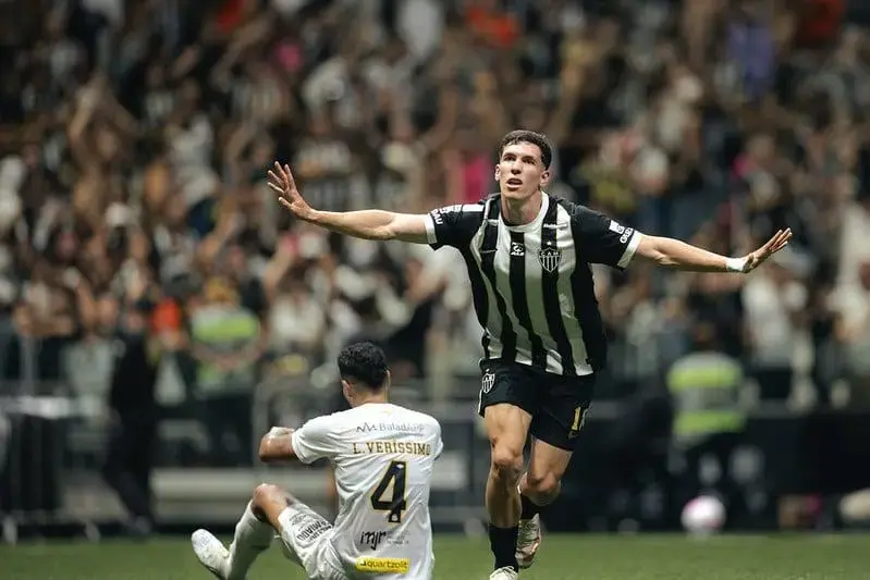 Atlético surpreende Santos com gol de bicicleta nos acréscimos e avança na tabela Atlético surpreende Santos com gol de bicicleta nos acréscimos e avança na tabela