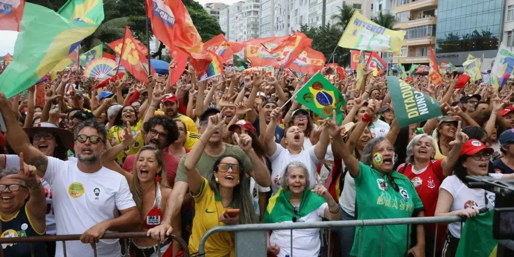 Ato pela democracia em apoio a Lula reúne multidões em várias cidades