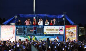 “Ato vergonhoso”, diz Lula sobre fuga de Flávio Bolsonaro