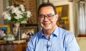 Augusto Cury vota em Colina e destaca expectativa nas eleições de 2024