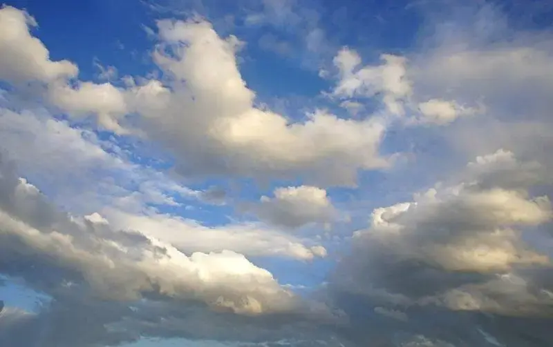 Calor e nuvens dominam a previsão do tempo em Itabira nesta quinta