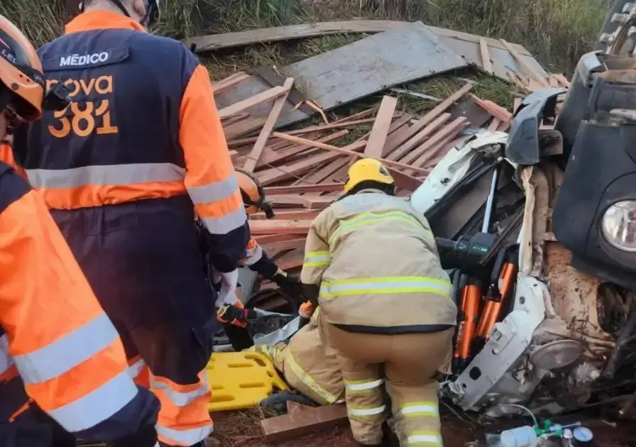 Caminhão tomba na BR-381 e motorista fica preso às ferragens