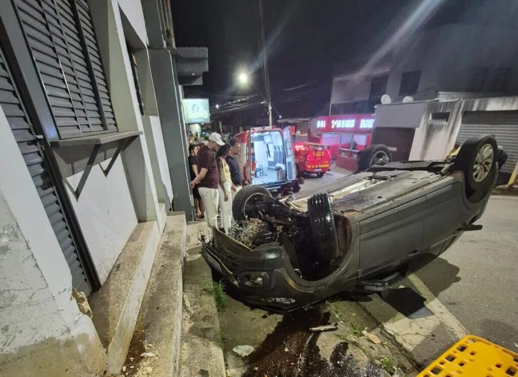 Carro bate contra parede de residência e capota na Vila São Joaquim, em Itabira