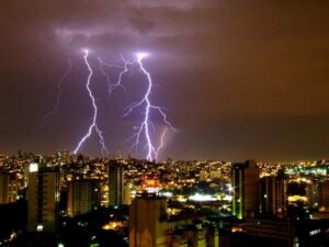 Com chegada das chuvas, Cemig orienta sobre dispositivo que ajuda a proteger eletrodomésticos contra raios